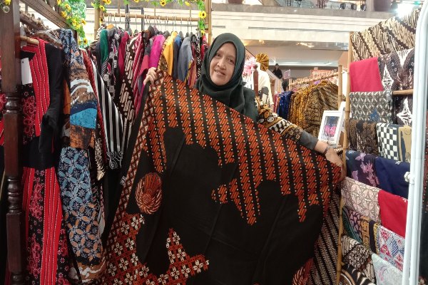 Dvia Batik & Lurik Ciptakan Baju Batik untuk Semua Generasi