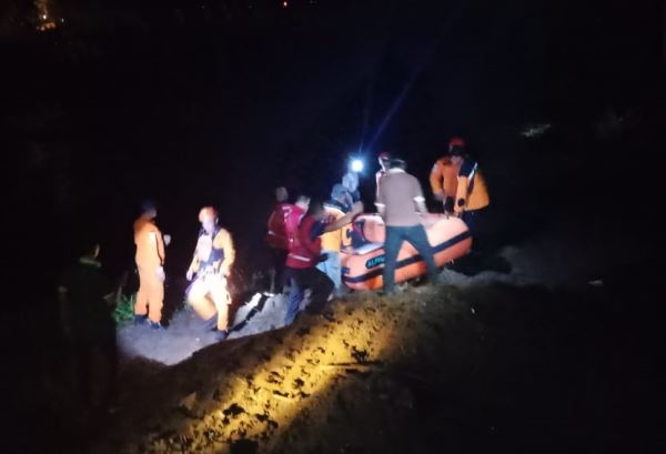 Diterjang Banjir Kiriman, Truk Molen Terjebak di Sungai Progo