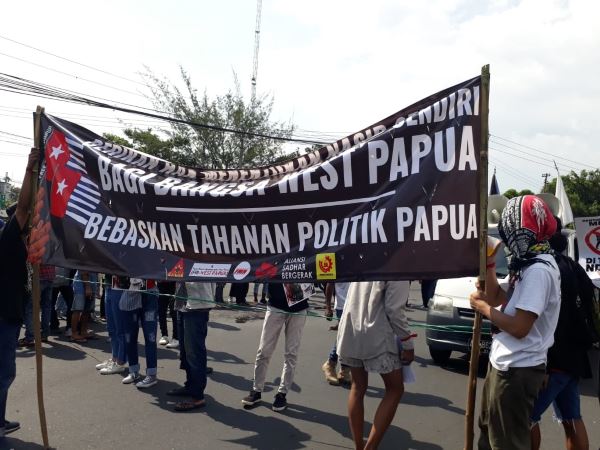 Mahasiswa Papua Berdemonstrasi Menuntut Penentuan Nasib Sendiri
