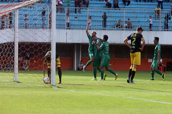 PSS Pukul Badak Lampung FC 5-1, Yevhen Cetak Brace 