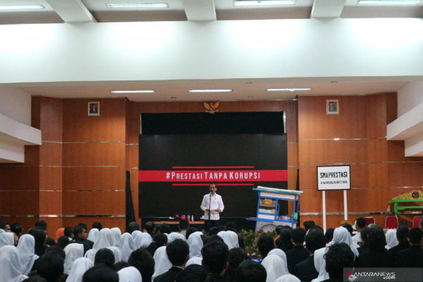 Jokowi Sebut Pelajar yang Gunakan Waktu Belajar untuk Kegiatan yang 