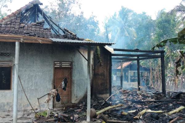 Sulit Air, Kebakaran di Rumah Warga Kulonprogo Dipadamkan dengan Batang Pisang