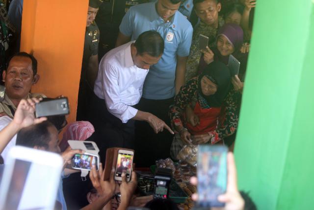 Jokowi Minta Pemda Dorong Rakyatnya Menabung dan Ajukan Kredit