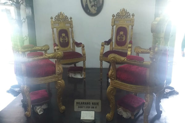 Gara-Gara Ulah Wisatawan Selfie, Meja Sri Sultan HB VIII di Museum Kraton Jogja Rusak