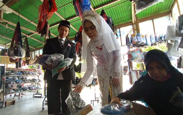 Selesai Ijab Kabul, Pengantin di Kulonprogo Naik Onthel Sedekahkan Sandal untuk Masjid