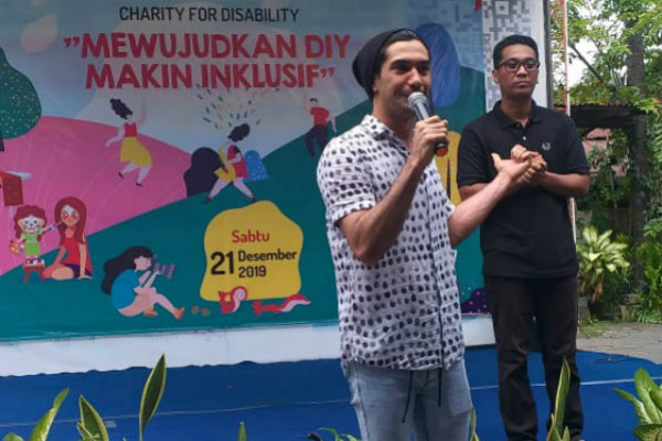 Reza Rahadian Beri Motivasi Peserta Charity for Disability di Harian Jogja