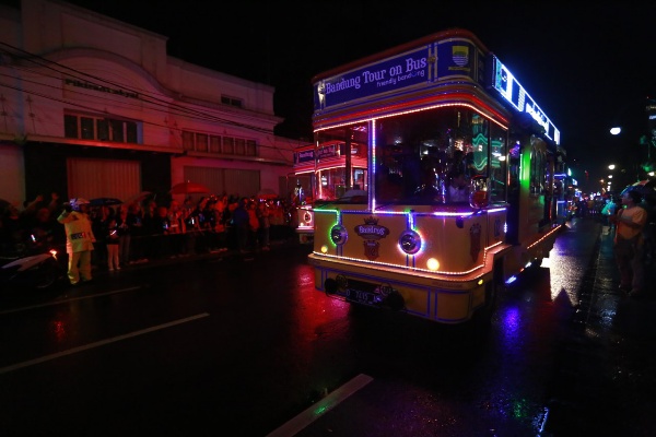 Menikmati Romantisme Kota Bandung di Malam Hari Naik Night Bandros, Ini Rutenya