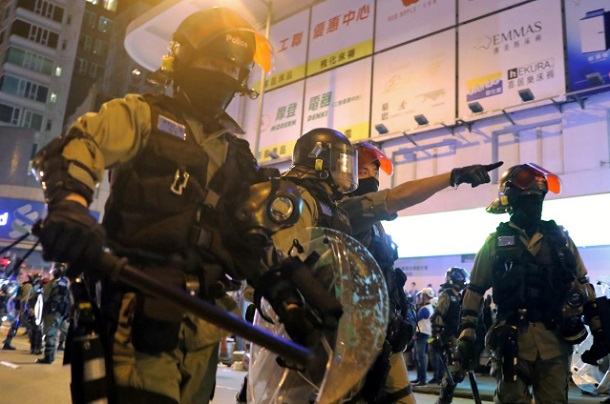 Hong Kong Beri Tunjangan Rp237 Miliar kepada Polisi yang Hadapi Demo
