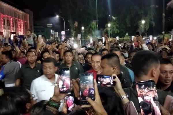 Menikmati Malam Tahun Baru di Jogja, Jokowi Bagi-Bagi Kaus di Titik Nol Km