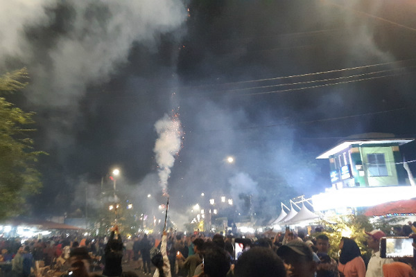 Kembang Api Kenai Kepala Pengunjung pada Perayaan Tahun Baru di Malioboro