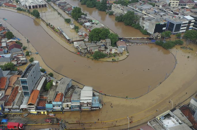 Banyak Korban Banjir Mengeluh Sakit, Menkes Terawan Ingatkan agar Waspadai Leptospirosis