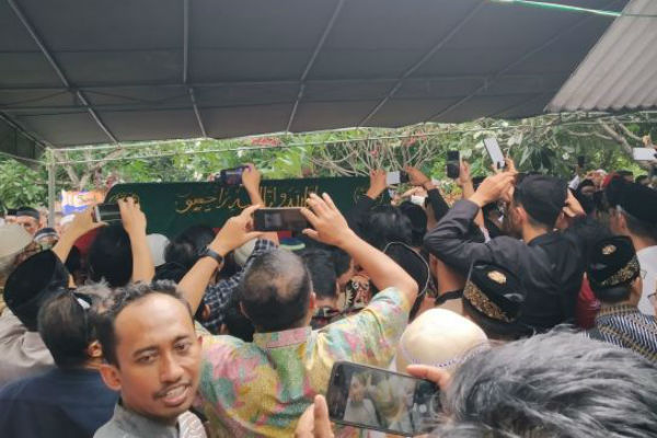 Ratusan Pelayat Iringi Pemakaman Prof. Yunahar Ilyas di Karangkajen