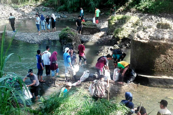 Sampah Sungai di Jogja, dari Batang Pohon hingga Kasur 