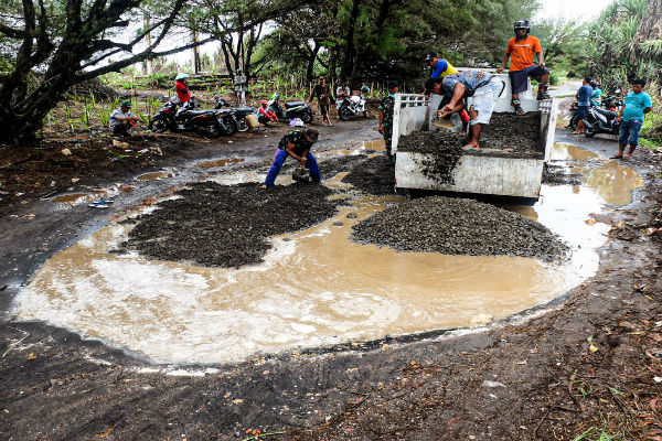 Jalan Rusak ke Pantai Glagah Tak Diperhatikan Pemerintah, Warga Pilih Kerja Swadaya