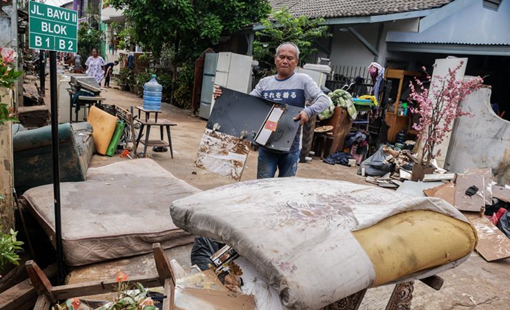 Pembersihan Belum Sepenuhnya Selesai, Banjir Jakarta Hasilkan Sedikitnya 50.000 Ton Sampah