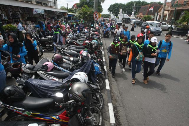 Ikut Memicu Kemacetan, Pedagang di Tepi Jalan Colombo Akan Dipindah
