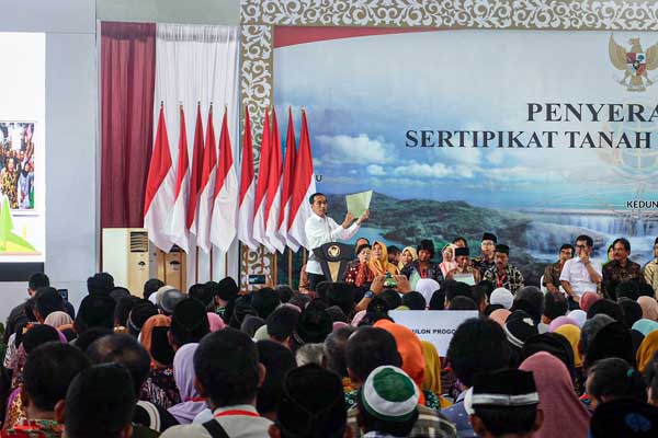 Bagikan Sertifikat Tanah di Kulonprogo, Jokowi: Jangan Langsung ke Bank Pinjam Rp200 Juta