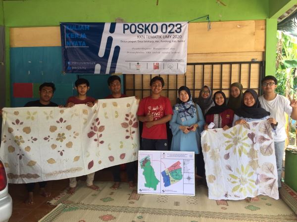 Dusun Jelapan Bantul Dilatih Tim KKN-PPM UMY untuk Produksi & Pasarkan Batik Ecoprint