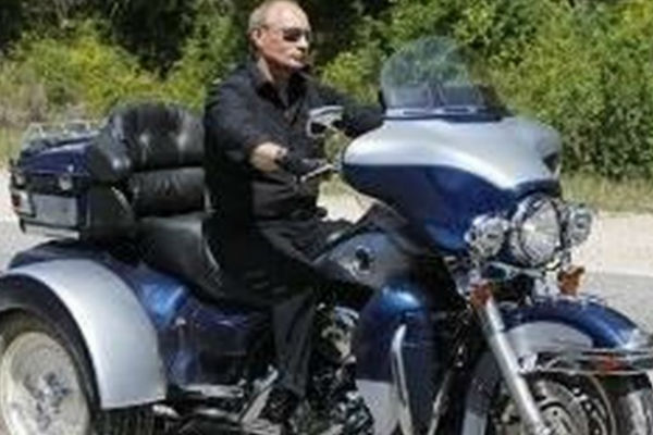 Presiden Jokowi Tak Nyalakan Lampu Motor Bisa Lolos, tapi Presiden Rusia Ditilang karena Tak Pakai Helm