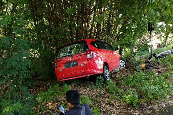 Hindari Pemotor yang Jatuh, Daihatsu Sigra Tabrak Pohon Bambu