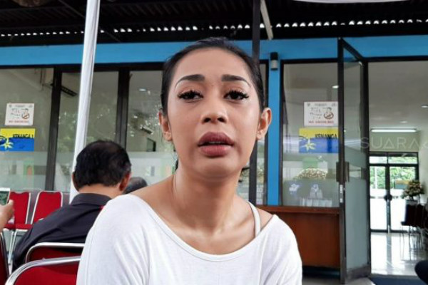 Pasca Pemakaman Anak, Karen Pooroe Murka & Ancam Polisikan Media