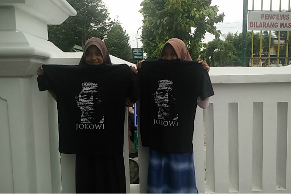 Sumringahnya Syifa dan Nadia Dapat Kaus dari Jokowi