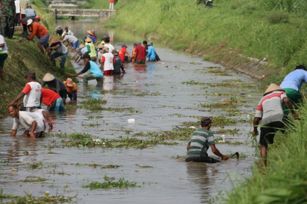 Salut, Ratusan Petani Bersihkan Sampah di Selokan Mataram