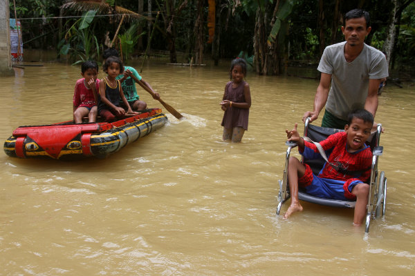 Bareng Para Korban, Artis Tya Ariestya Asik Tiktokan di Tengah Kepungan Banjir