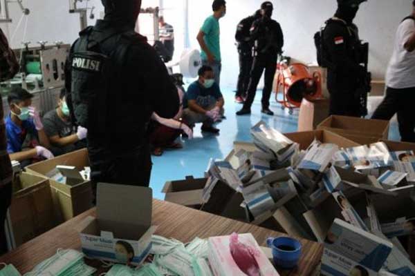 Polisi Gerebek Pabrik Masker Ilegal di Cilincing, 30.000 Kotak Masker Disita