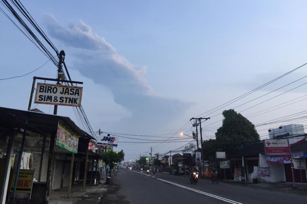 Gunung Merapi Erupsi Lagi, Keluarkan Kolom Asap Setinggi 6 Km