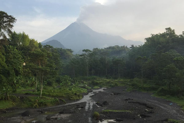 Gunung Merapi Erupsi, Warganet Sebut Ada Hujan Abu hingga Hujan Pasir