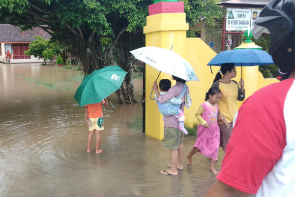 Hujan Durasi Lama, SD Banasara Kulonprogo Terendam dan Tertimpa Pohon
