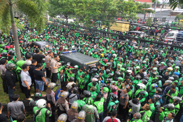 Menolak Bubar, Massa Ojol Bertahan di Jalan Babarsari