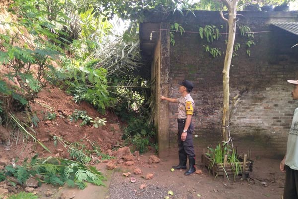 Dua Keluarga di Kulonprogo Mengungsi karena Rumah Rawan Kena Tanah Longsor