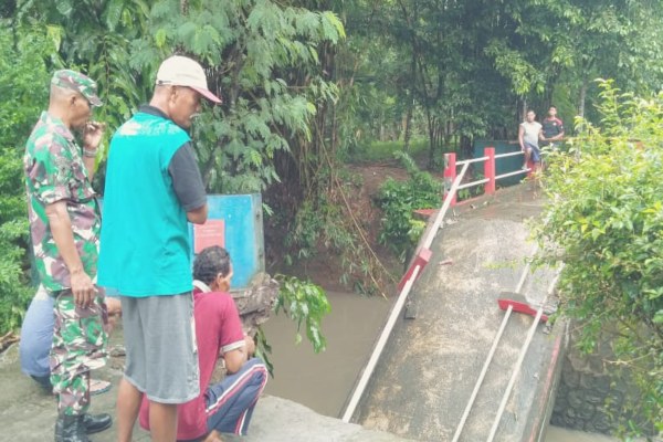 Jembatan Songgolono Ambruk, Satu Rumah Warga Terancam 