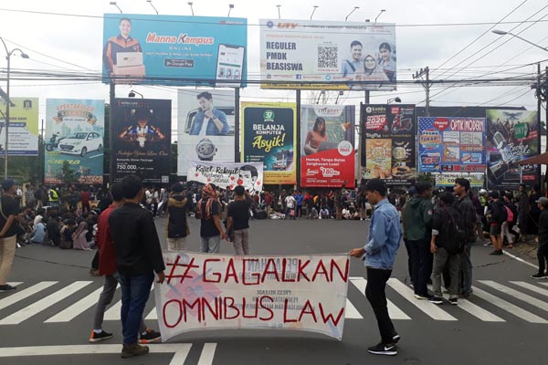 Ratusan Orang Turun ke Jalan Gejayan, Nyatakan Mosi Tidak Percaya pada Pemerintah dan DPR