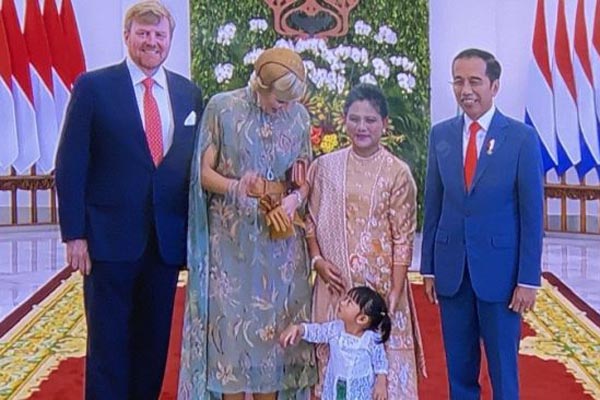 Lucunya Sedah Mirah Saat Ikut Jokowi Menyambut Raja dan Ratu Belanda di Istana