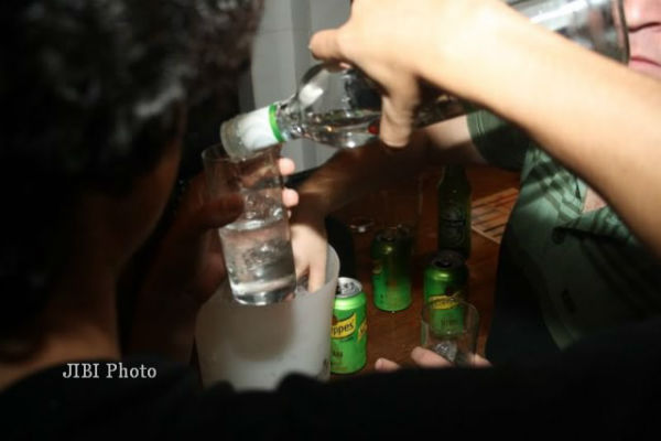 Percaya Hoaks Alkohol Bisa Cegah Corona, 44 Orang Tewas karena Miras Oplosan