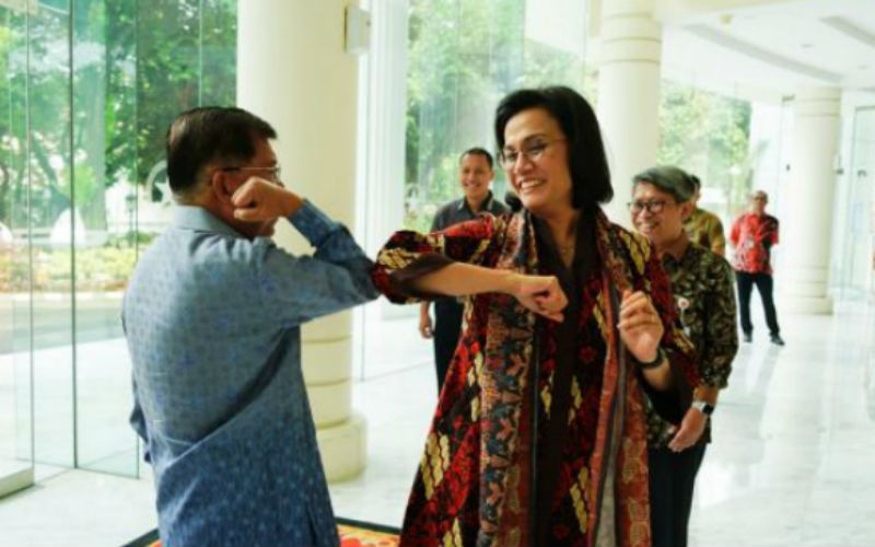 Ada Corona, Sri Mulyani dan JK Terapkan Salam Siku