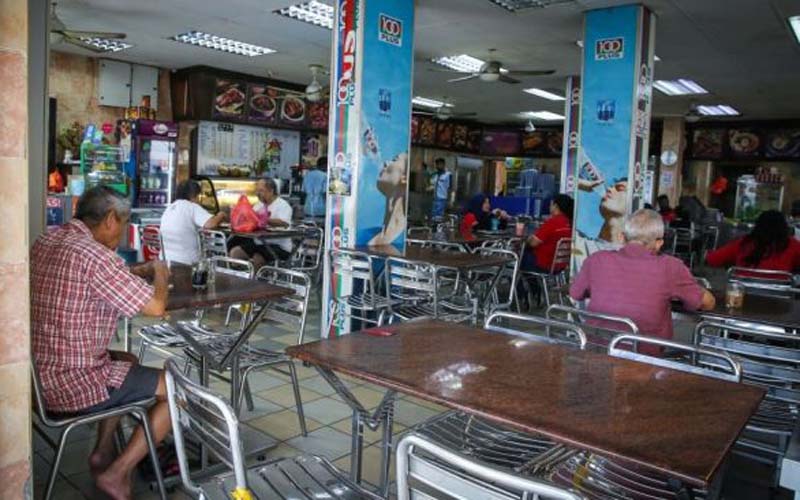 Malaysia Mulai Lockdown, Masih Ada Warga Makan di Restoran