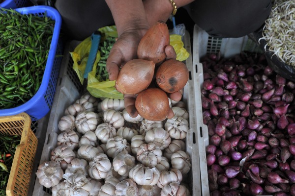 Redam Harga, Kemendag Bebaskan Impor Bawang Putih & Bombai