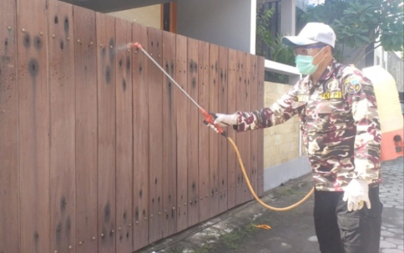 Cegah Penyebaran Corona, FKPPI Bantul Gelar Penyemprotan Disinfektan ke Rumah Warga
