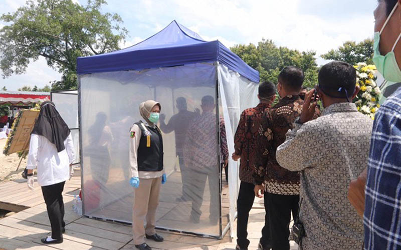 Pelayat Ibu Jokowi Wajib Lalui Tes Kesehatan hingga Disemprot Disinfektan