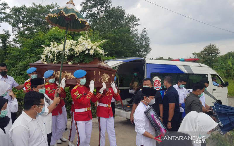 Berlangsung Singkat, Seperti Ini Prosesi Pemakaman Ibunda Presiden Jokowi