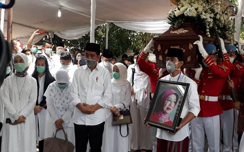 Ibunda Presiden Jokowi Dimakamkan di Samping Makam Sang Suami