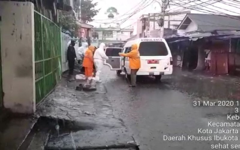 Sempat Kabur, Perempuan Positif Covid-19 di Jakarta Selatan Dievakuasi