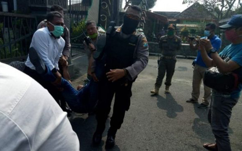 Teriak-Teriak dan Gebrak Mobil Bupati Tulungagung, Seorang Wartawan Ditangkap Polisi