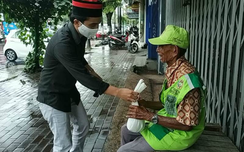 GMNI Yogyakarta Bagi-Bagi Sembako dan Hand Sanitizer ke Tukang Becak