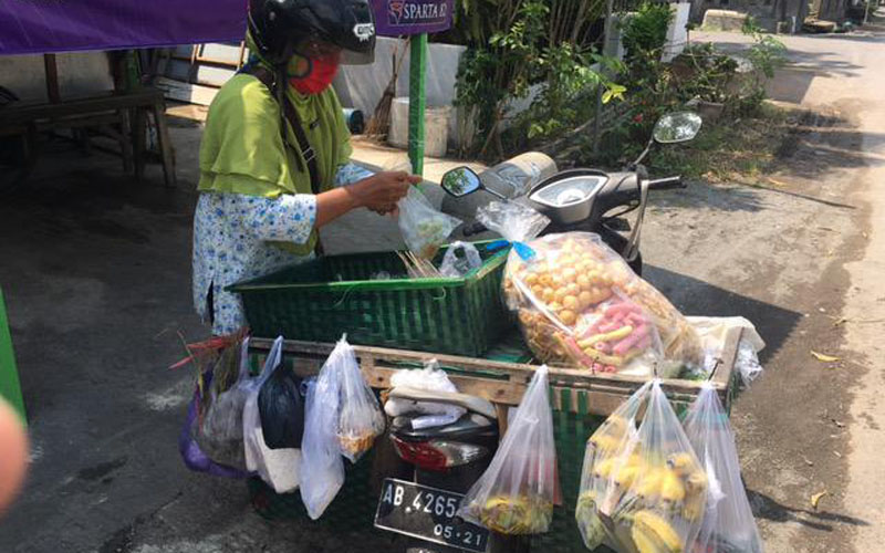 Pedagang Sayur Keliling Jadi Pilihan Warga yang Tak Bisa Belanja Online