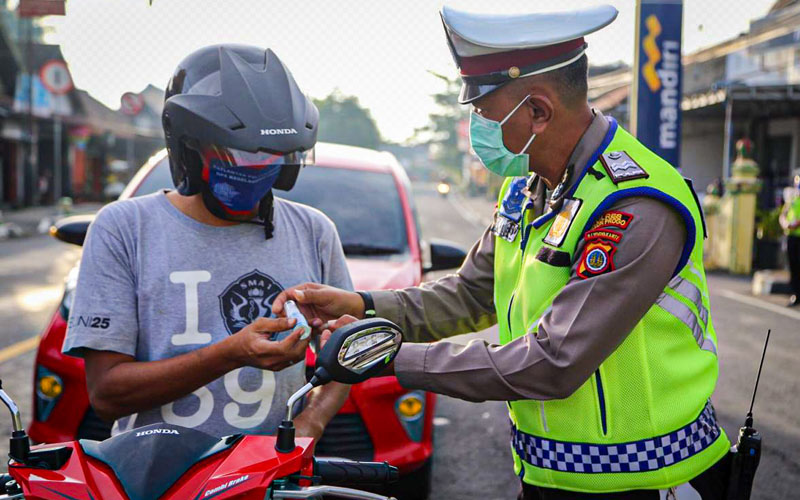 Asyik... Pengguna Jalan di Kulonprogo Dapat Masker dan Hand Sanitizer Gratis